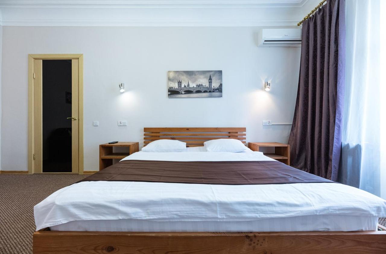 Guest House "Vladimirskaya 42" Kiev Luaran gambar