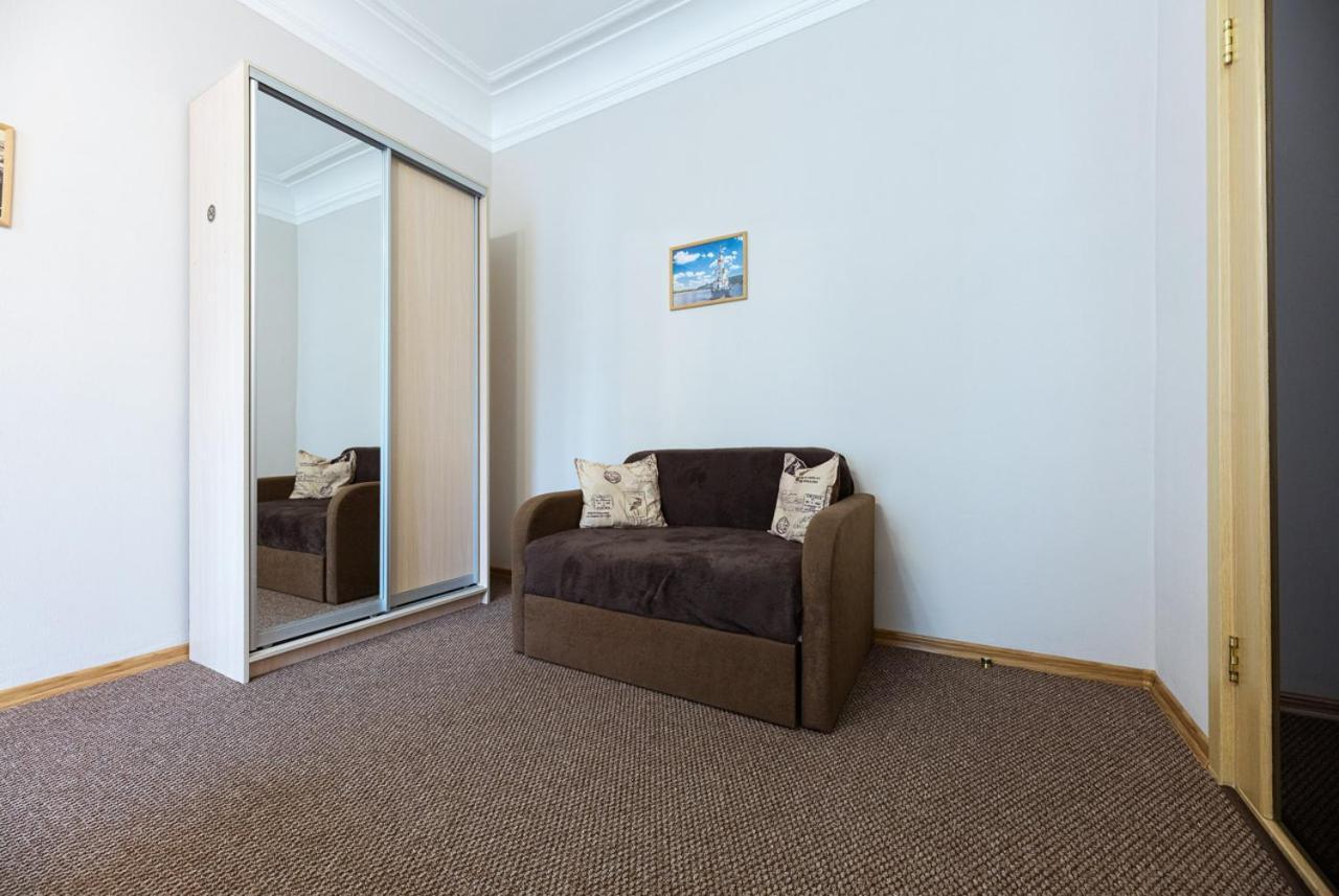 Guest House "Vladimirskaya 42" Kiev Luaran gambar