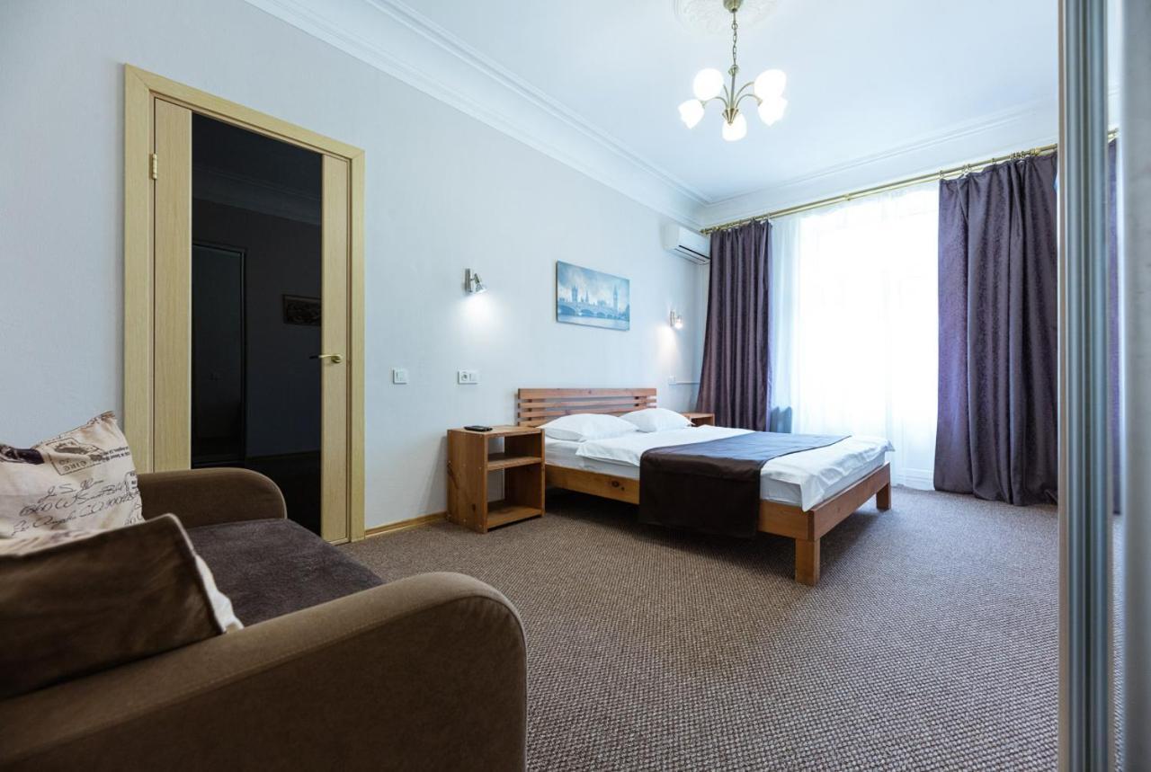 Guest House "Vladimirskaya 42" Kiev Luaran gambar