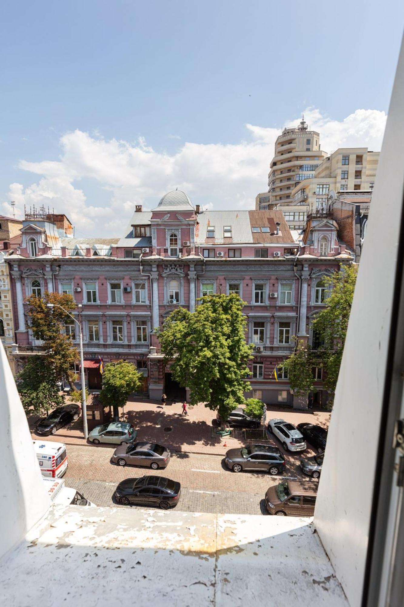 Guest House "Vladimirskaya 42" Kiev Luaran gambar