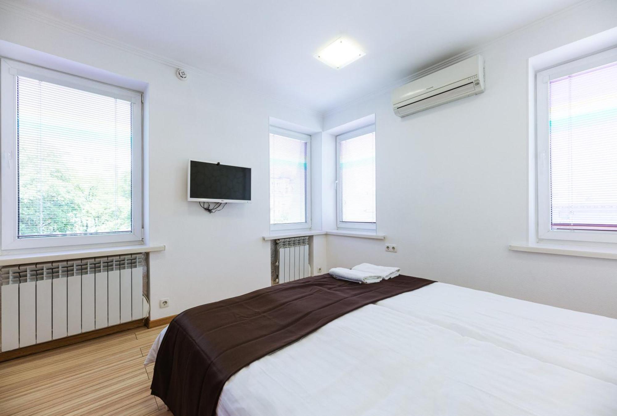 Guest House "Vladimirskaya 42" Kiev Luaran gambar