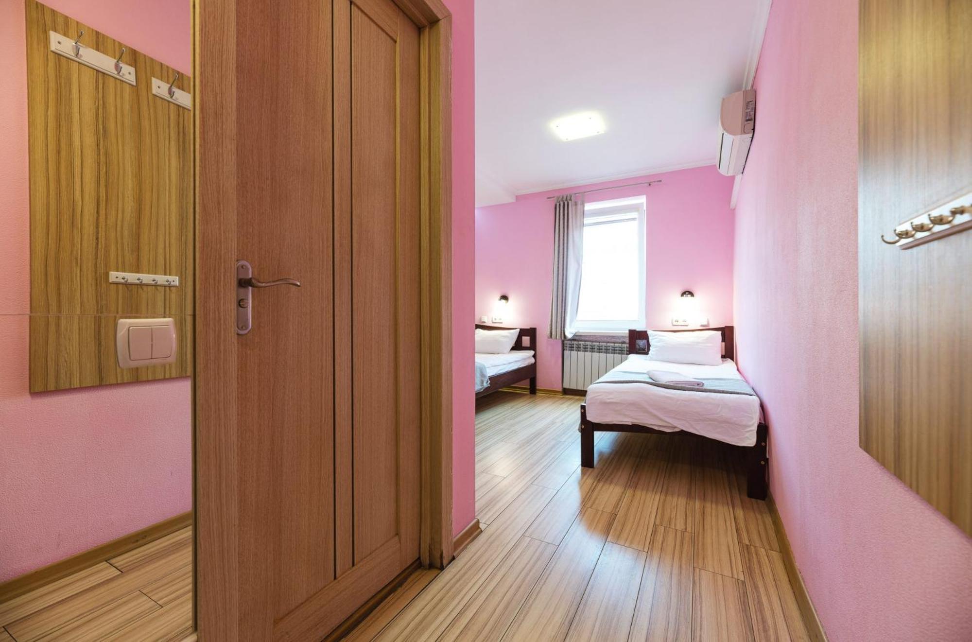 Guest House "Vladimirskaya 42" Kiev Luaran gambar